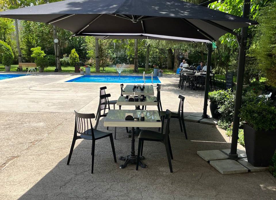 سایبان چتری پایه کنار آقای دانشزاده