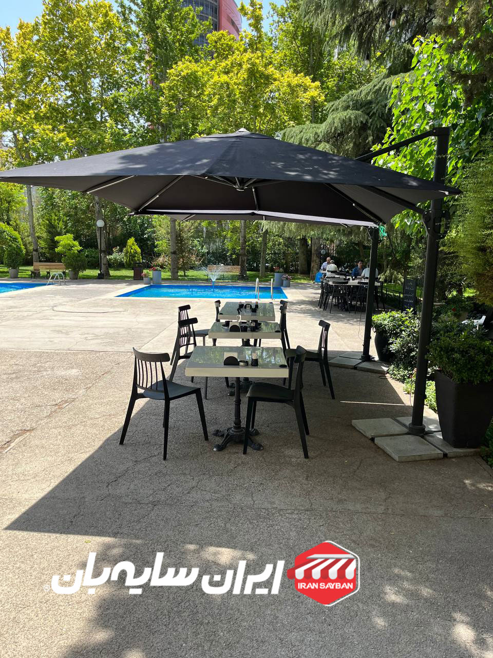 سایبان چتری پایه کنار آقای دانشزاده