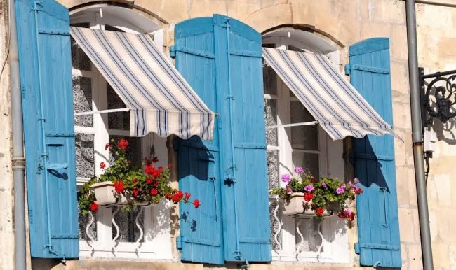 هماهنگی رنگ سایبان با دکوراسیون فضای بیرونی