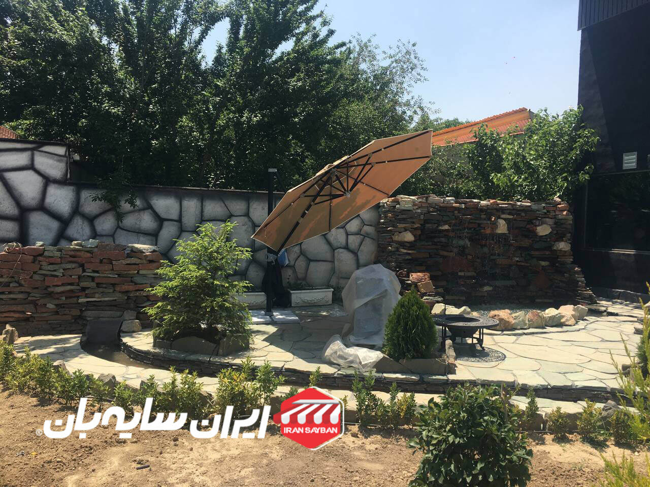 سایبان پایه کنار آقای هاشمی