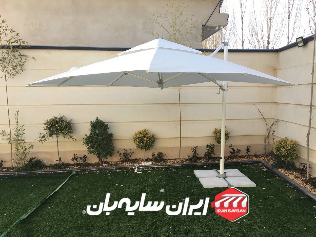 سایبان چتری سفید ویلا در کردان