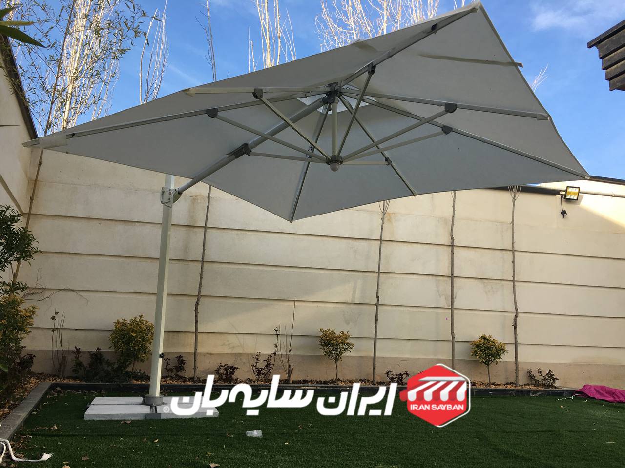 چتر پایه کنار ویلا
