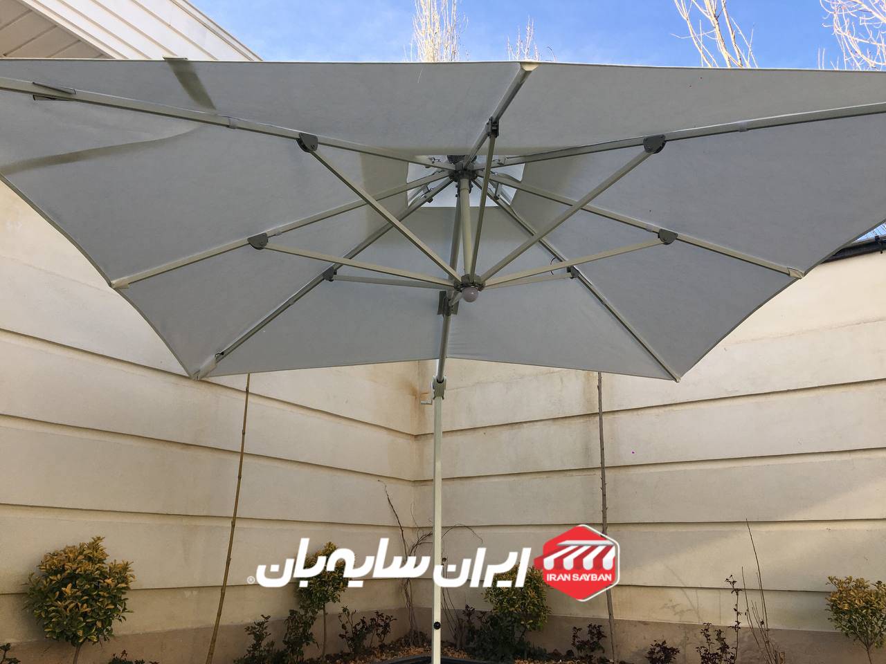 چتر پایه کنار باغ
